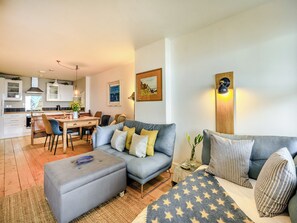 Living area - 2 bedroom accommodation in Ilfracombe (Ilfracombe)