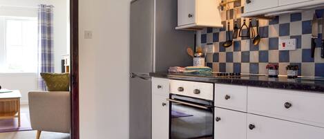 Een vaatwasser, een kinderstoel, een vriezer