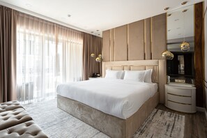 Hochwertige Bettwaren, Betten mit Memory-Foam-Matratzen, Minibar