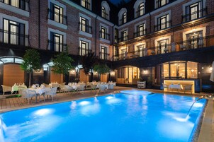 Indoor pool, seasonal outdoor pool, pool umbrellas, sun loungers