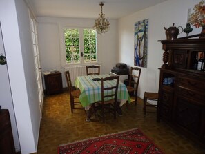 Dining - Maison en Bordure de Village à la Campagne Dominant la Vallée de la Garonne (le Mas d'Agenais)
