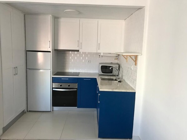 ثلاجة، ميكروويف، فرن، موقد طهي مسطح