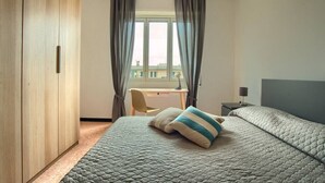 A bedroom with a bed, a desk, and a chair. - Appartamento con A/c, Lavastoviglie e Ascensore (Imperia)