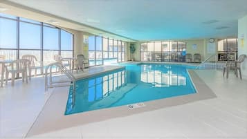 Alberca techada y alberca al aire libre