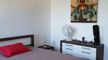 2 chambres, bureau, fer et planche Ă repasser, lit parapluie