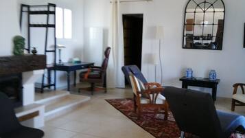 Télévision, lecteur de DVD, espaces bureaux