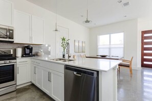 ثلاجة، ميكروويف، فرن، موقد طهي مسطح