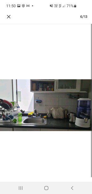 Frigorífico, microondas, horno y placa de cocina