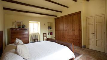 3 habitaciones, tabla de planchar con plancha, wifi y ropa de cama
