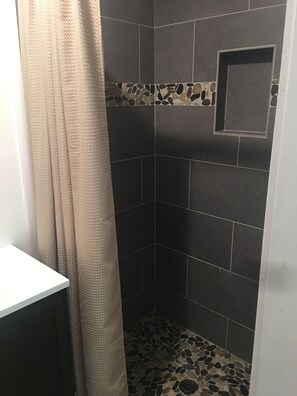Combined shower/bathtub, hair dryer, towels, soap - Remodeled Farmhouse 150 acres - Minutes from Escatawha Farms Fly Fishing (Covington)