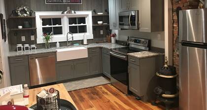 Remodeled Farmhouse 150 acres - Minutes from Escatawha Farms Fly Fishing