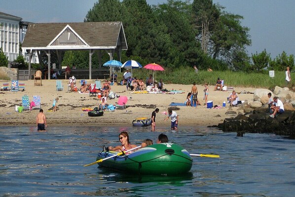Beach nearby, sun-loungers, beach towels
