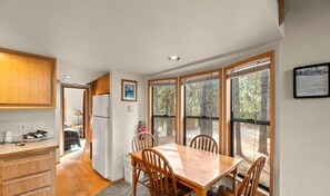 Standard Cabin (Cascade/Pet Friendly) | In-room dining