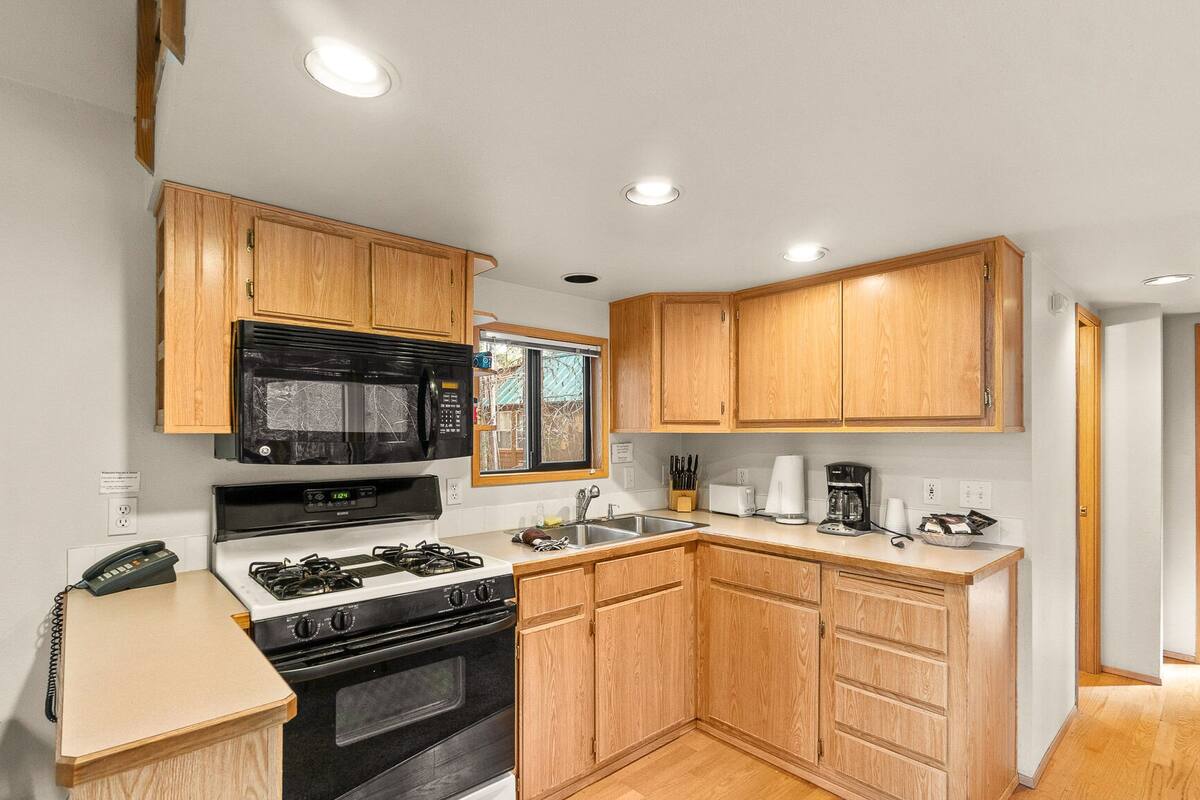 standard cabin (cascade/pet friendly) | private kitchen | mini-fridge, microwave, coffee/tea maker, toaster