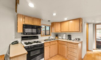 Standard Cabin (Cascade/Pet Friendly) | Private kitchen | Mini-fridge, microwave, coffee/tea maker, toaster