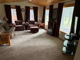 Cabaña estándar (Cascade/Chalet/Pet Friendly) | Zona de estar | Televisión de pantalla plana de 32 pulgadas con canales por satélite