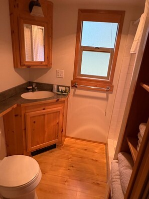 Standard Cabin 511 (Cascade/Chalet/Pet Friendly) | Bathroom | Combined shower/bathtub, free toiletries, towels, soap - Willamette Pass Inn Chalets (Crescent)