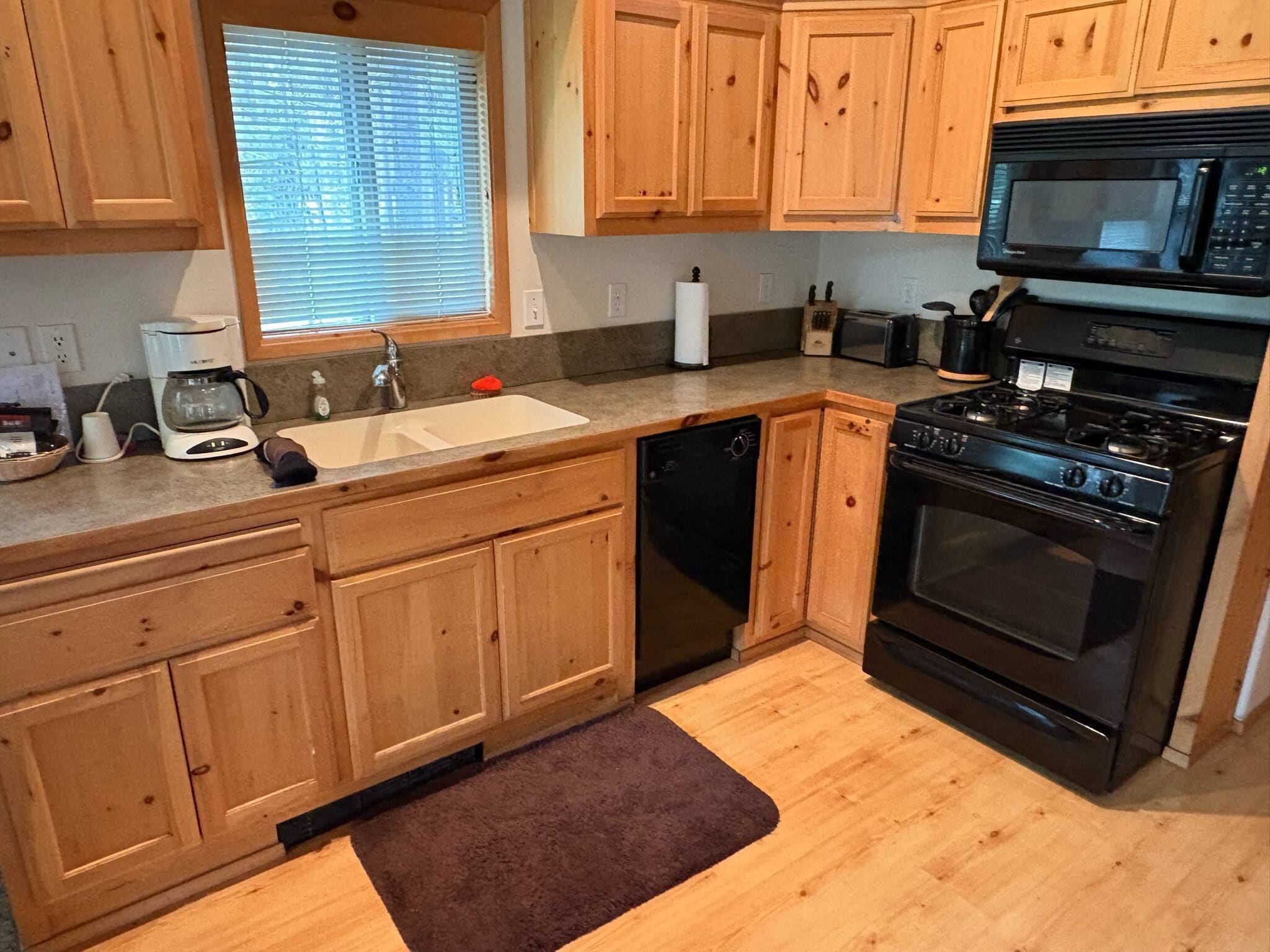 standard cabin (cascade/chalet/pet friendly) | private kitchen | mini-fridge, microwave, coffee/tea maker, toaster