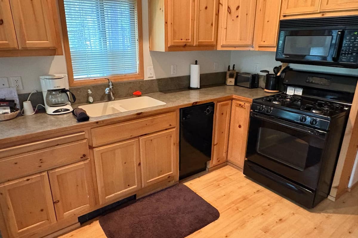 standard cabin (cascade/chalet/pet friendly) | private kitchen | mini-fridge, microwave, coffee/tea maker, toaster