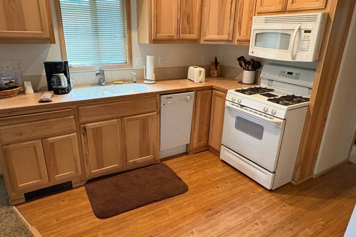 standard cabin (cascade/chalet/pet friendly) | private kitchen | mini-fridge, microwave, coffee/tea maker, toaster