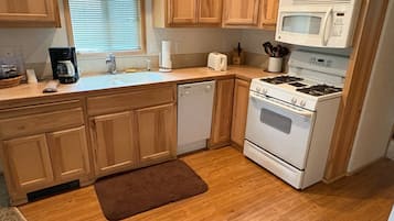 Cabaña estándar (Cascade/Chalet/Pet Friendly) | Cocina privada | Frigorífico pequeño, microondas, cafetera o tetera y tostadora
