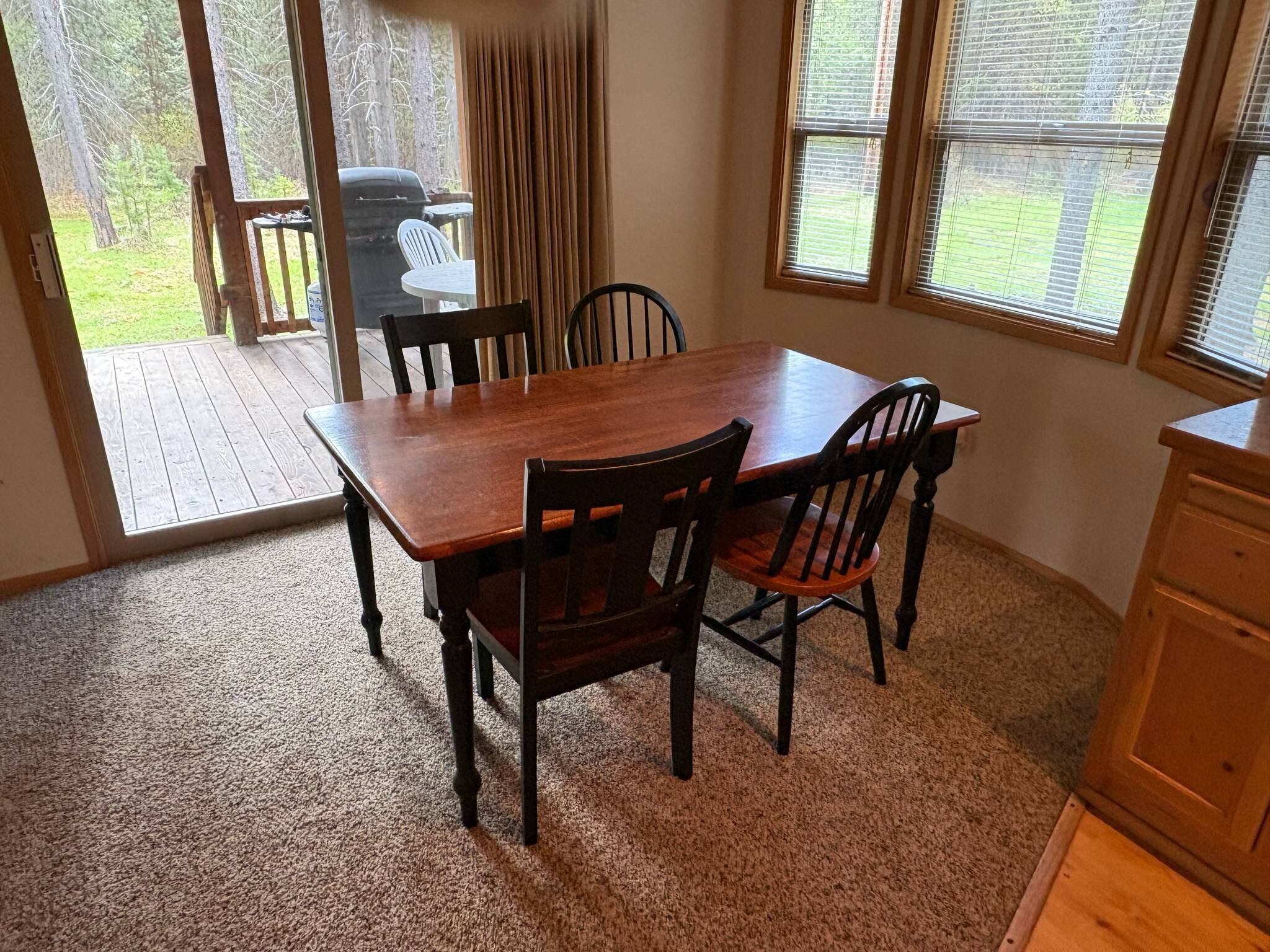 standard cabin (cascade/chalet/pet friendly) | in-room dining