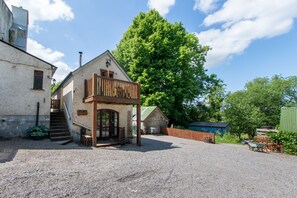 Exterior - Own door apartment surrounded by mature gardens in the Wicklow mountains (DONARD)