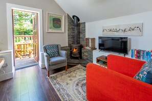 Smart TV, DVD player - Own door apartment surrounded by mature gardens in the Wicklow mountains (DONARD)