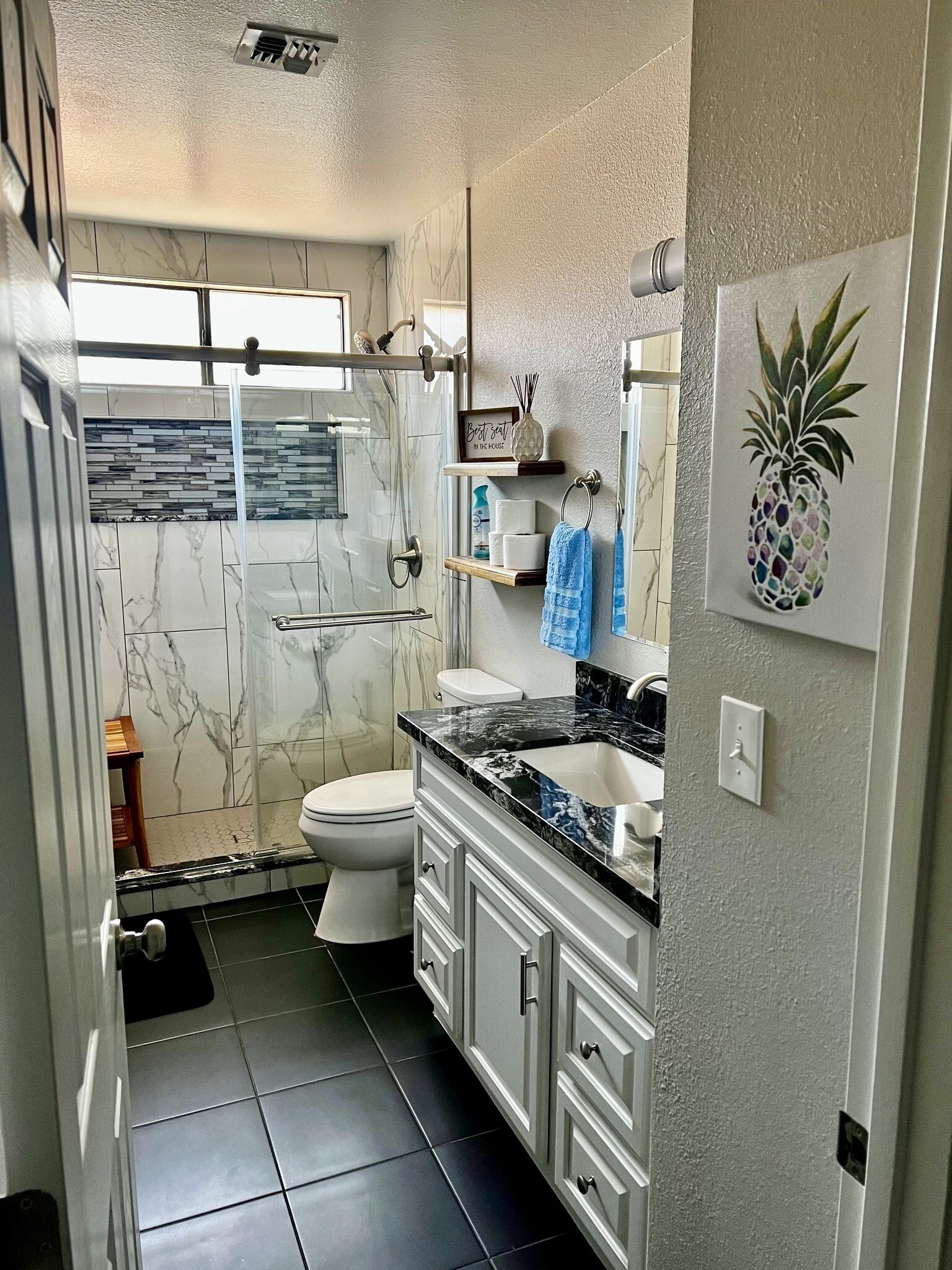Combined shower/bathtub, hair dryer, towels, soap