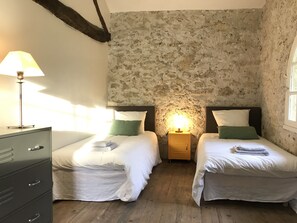 5 habitaciones, tabla de planchar con plancha y cuna de viaje 
