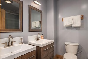 Casa, varias camas, vista a la montaña (The Dollar Point Villa) | Baño | Toallas, jabón, shampoo, papel de baño