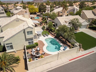 SPLASH into FUN!! HTD POOL FIre Pit, BBQ, PET OK 10 Min to Strip