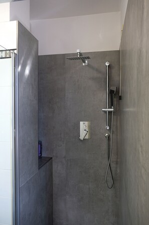 Jetted bath, free toiletries, hair dryer, bidet