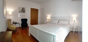 3 bedrooms, soundproofing, iron/ironing board, travel cot