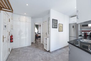 冷蔵庫、電子レンジ、オーブン、食器洗い機