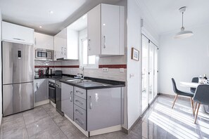 冷蔵庫、電子レンジ、オーブン、食器洗い機