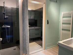 Ducha, secador de pelo, papel higiénico