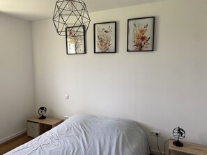 4 bedrooms, iron/ironing board, travel cot, WiFi - House in the countryside near Omaha Beach! Pets allowed (Mandeville-en-Bessin)