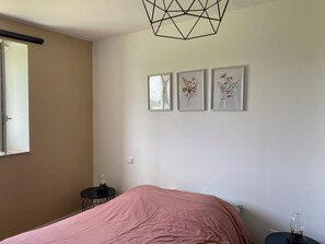 4 slaapkamers, een strijkplank/strijkijzer, reisbedje, wifi