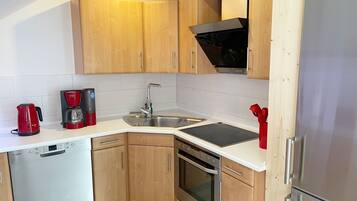 Réfrigérateur, micro-ondes, plaque de cuisson, lave-vaisselle