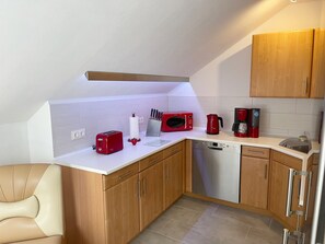 Kühlschrank, Mikrowelle, Herdplatte, Geschirrspüler
