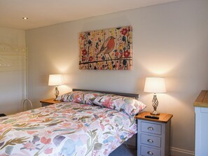 3 bedrooms, free WiFi, bed sheets - 3 bedroom accommodation in Beck Row (Beck Row)