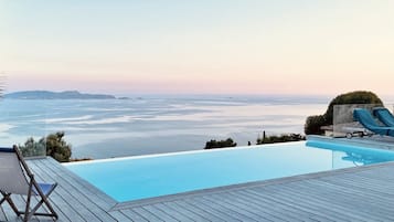 Utomhuspool och uppvÀrmd pool