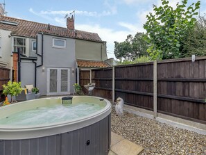 Outdoor spa tub - 2 bedroom accommodation in Holt (Holt)