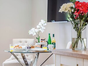 Dining - 2 bedroom accommodation in Holt (Holt)