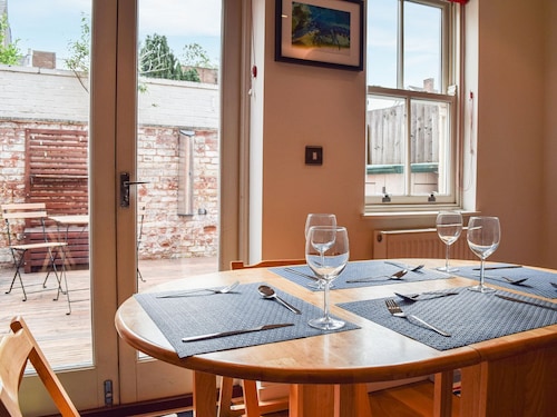 2 bedroom accommodation in Leamington Spa