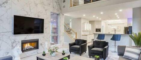 Télévision, cheminée, espaces bureaux