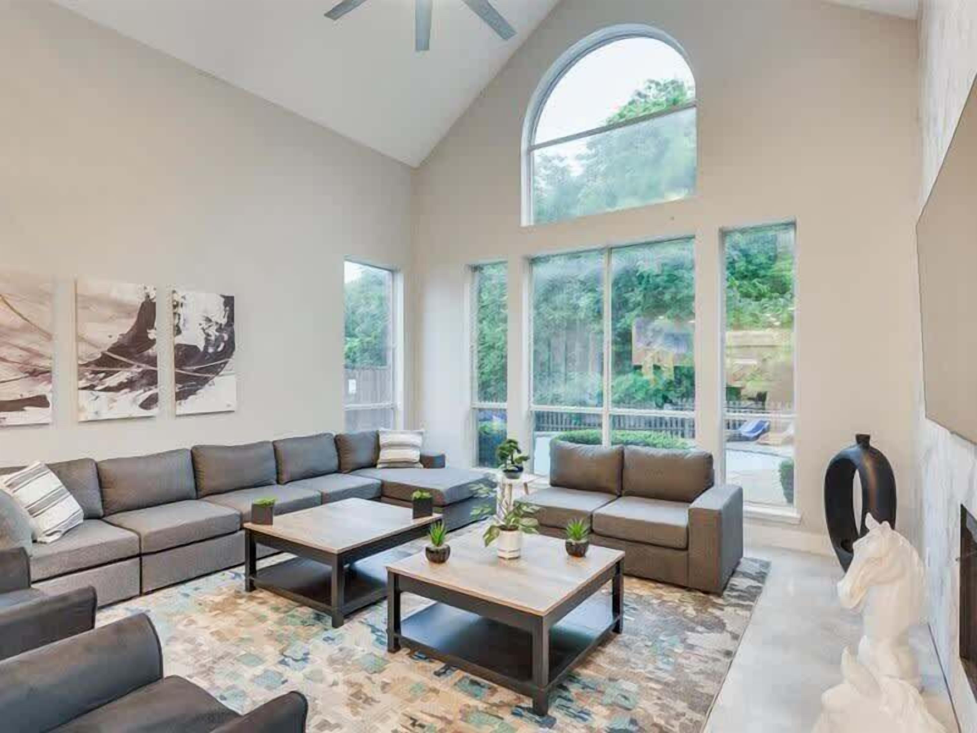 Televisión, chimenea, oficina