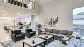 TV, lareira, escritórios