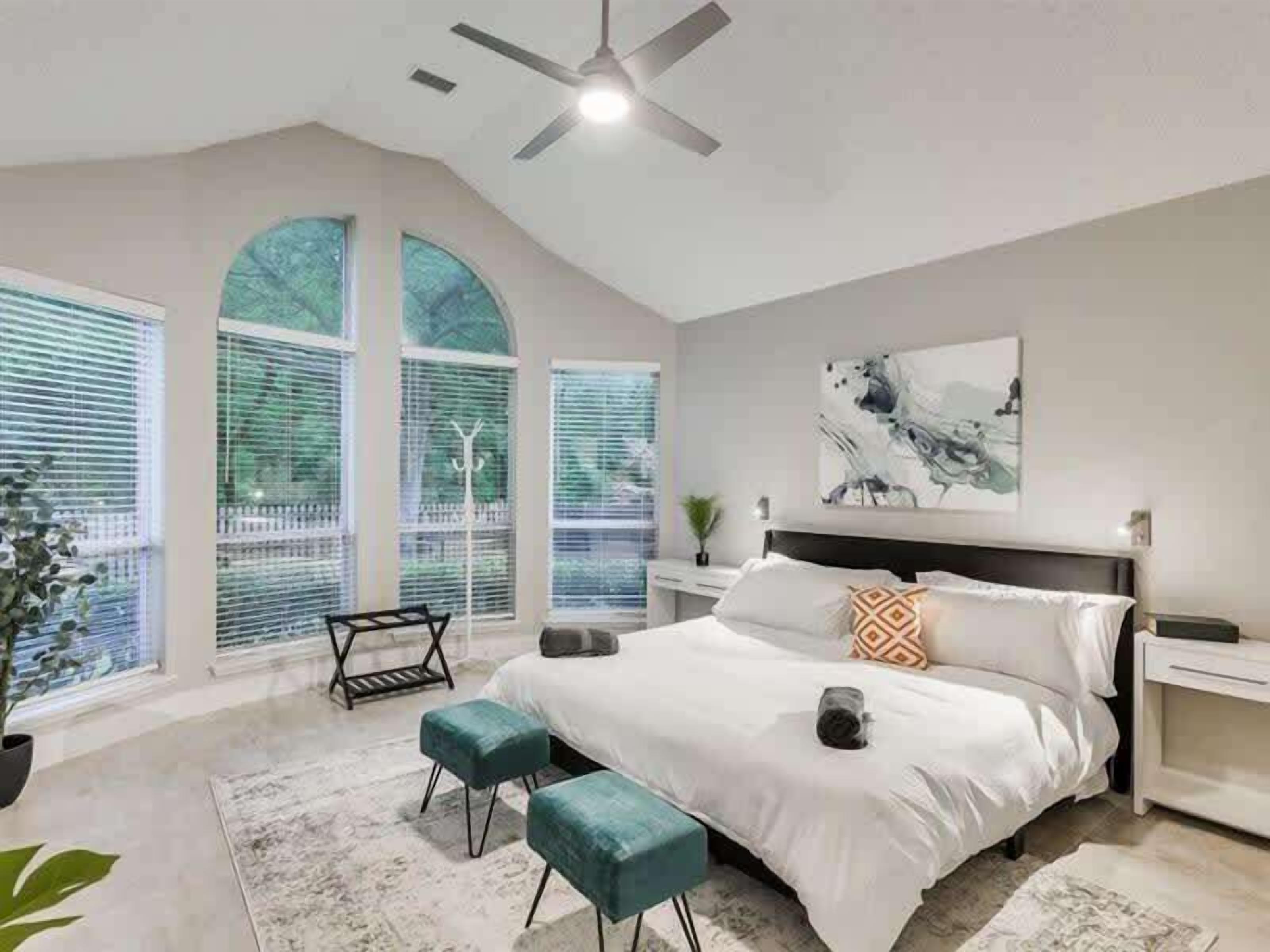 6 quartos, escrivaninha, ferros/tábuas de passar roupa, berço de viagem